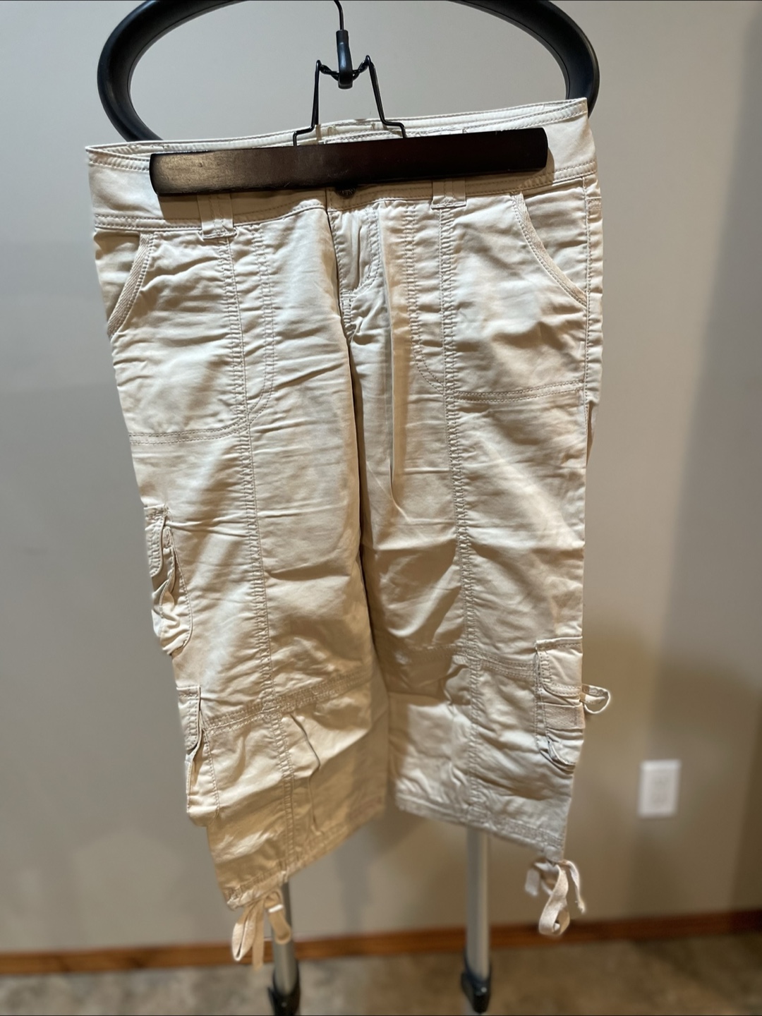 Guess Jeans Women's Beige Cargo Capri Pants