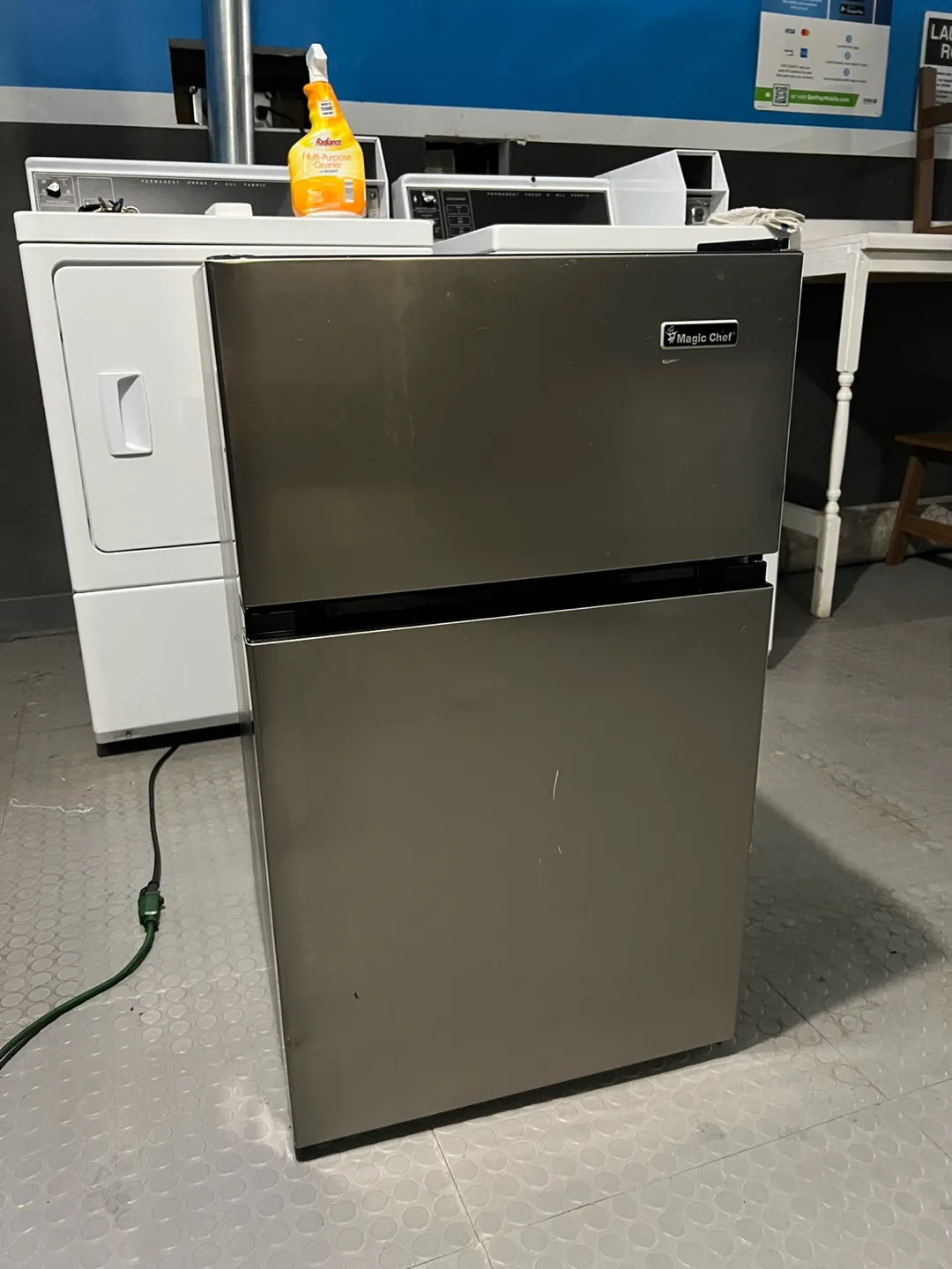 Magic Chef HMD31GSE Mini Refrigerator thumbnail