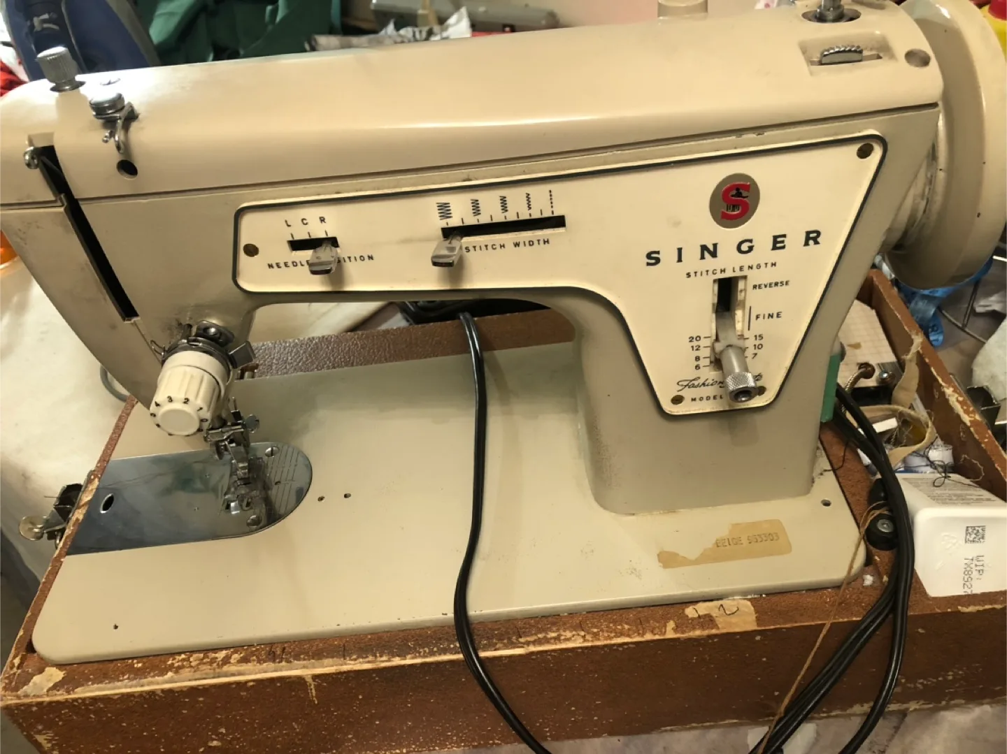 Vintage Singer Featherweight 237 Sewing Machine image indicator(2)