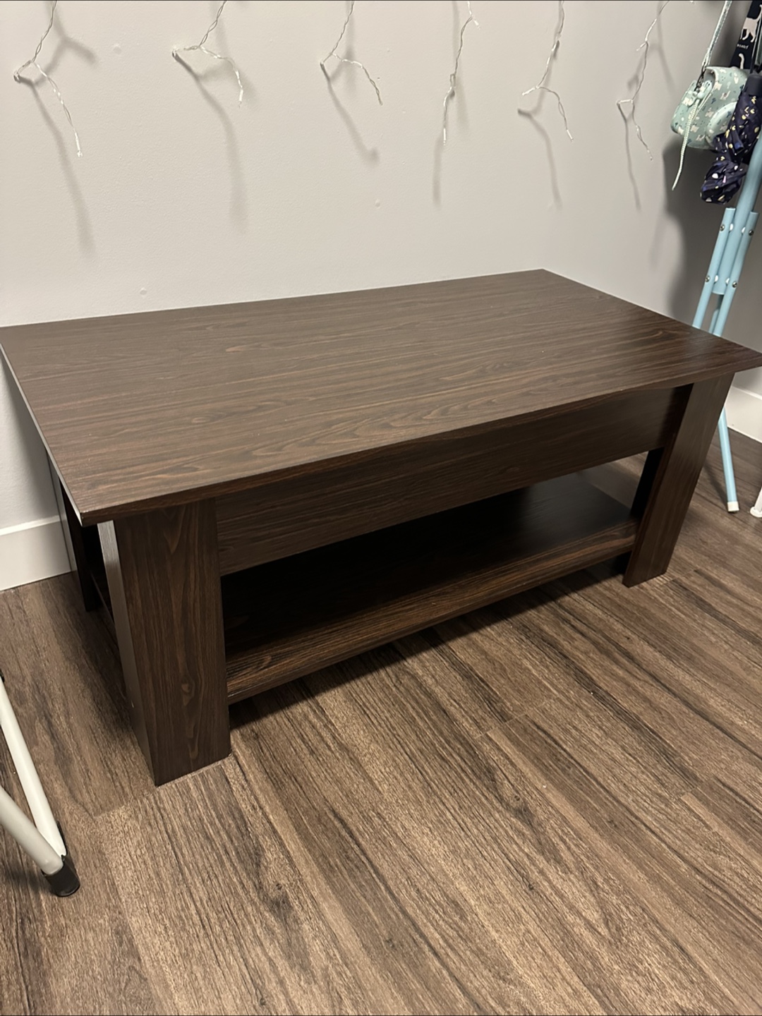 Lift top coffee table