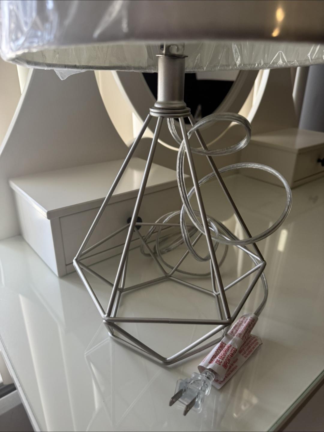 NEVER USED Geometric Metal Table Lamp with White Shade - photo 2