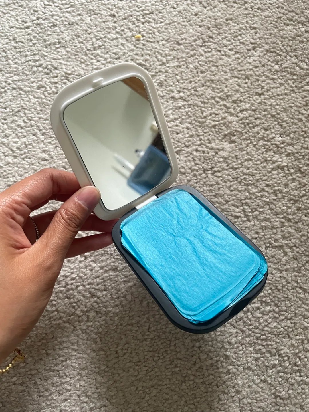 La Roche-Posay Compact Mirror with Blotting Papers thumbnail