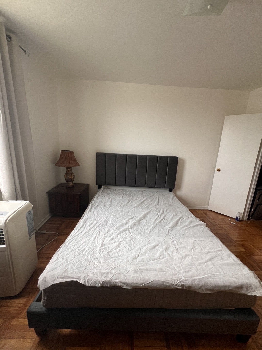 Queen-size upholstered bed frame - photo 3