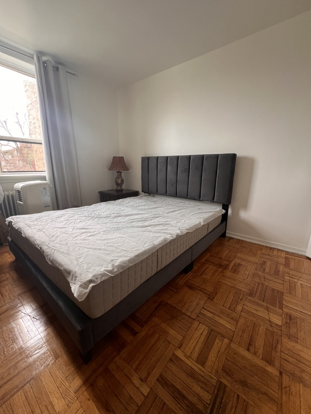 Queen-size upholstered bed frame - photo 2