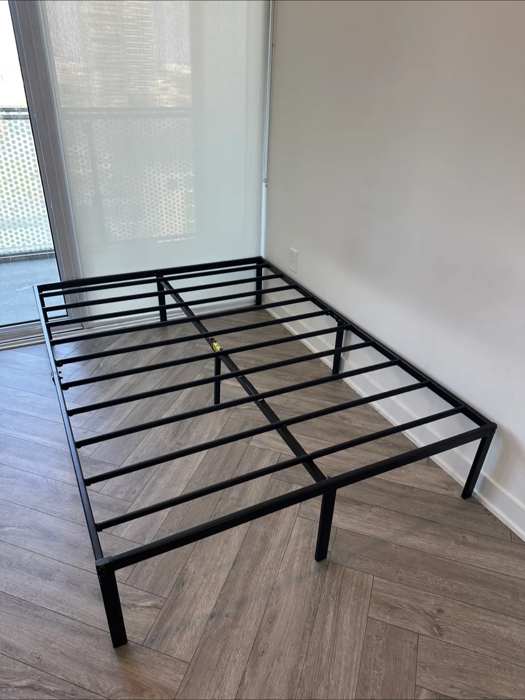 Double Size Metal Bed Frame – Sturdy & Modern – Like New!