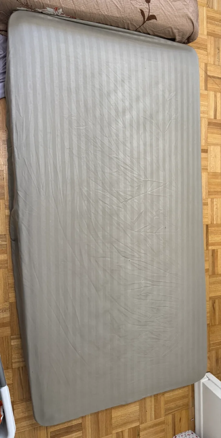 [Pickup only] Single Mattress with Fitted Sheet thumbnail