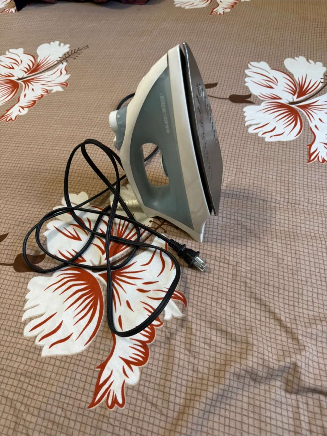 Used Black & Decker Steam Iron thumbnail