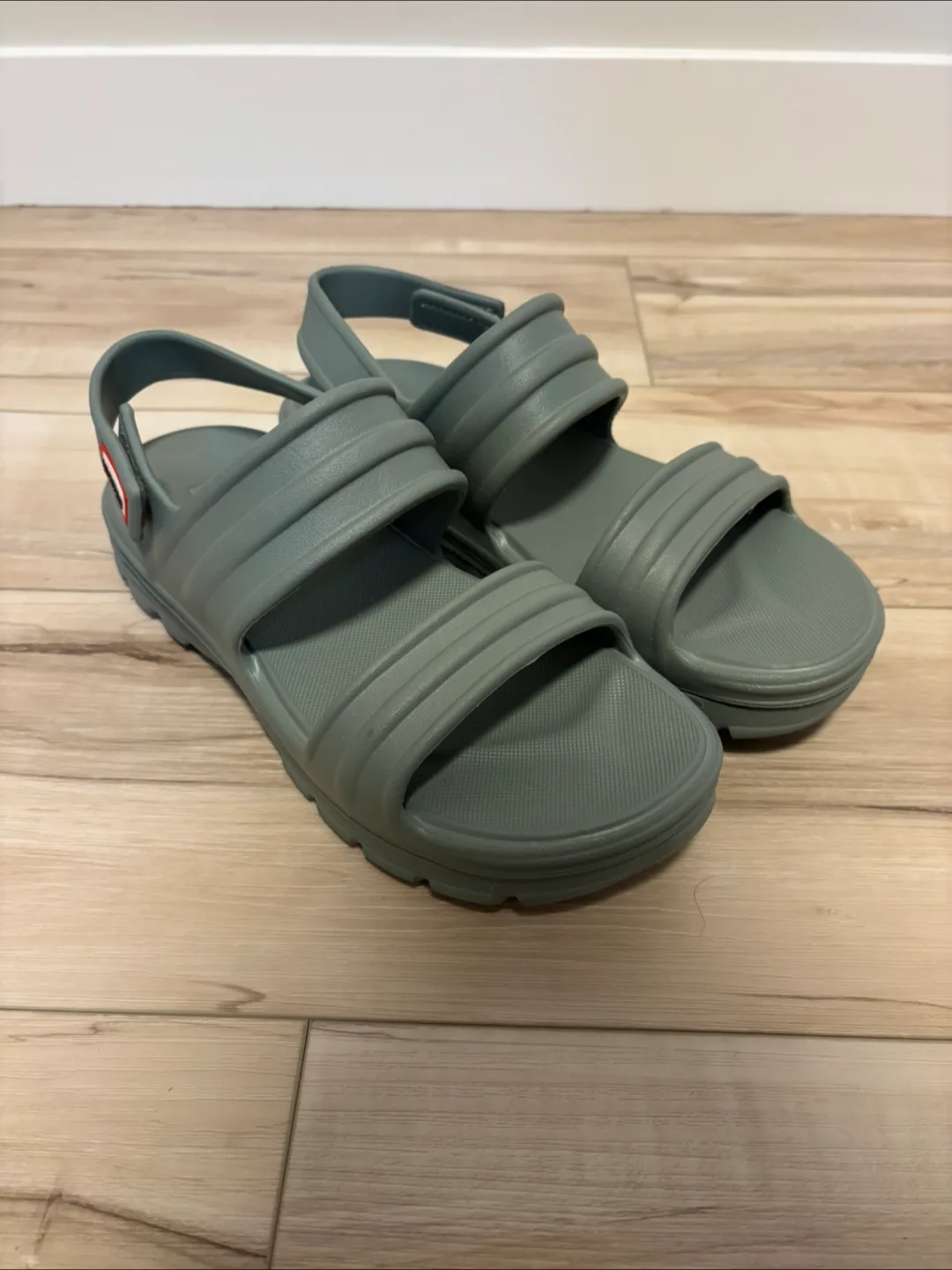 Hunter Bloom Algae Foam Size 9 Sandals For Sale thumbnail