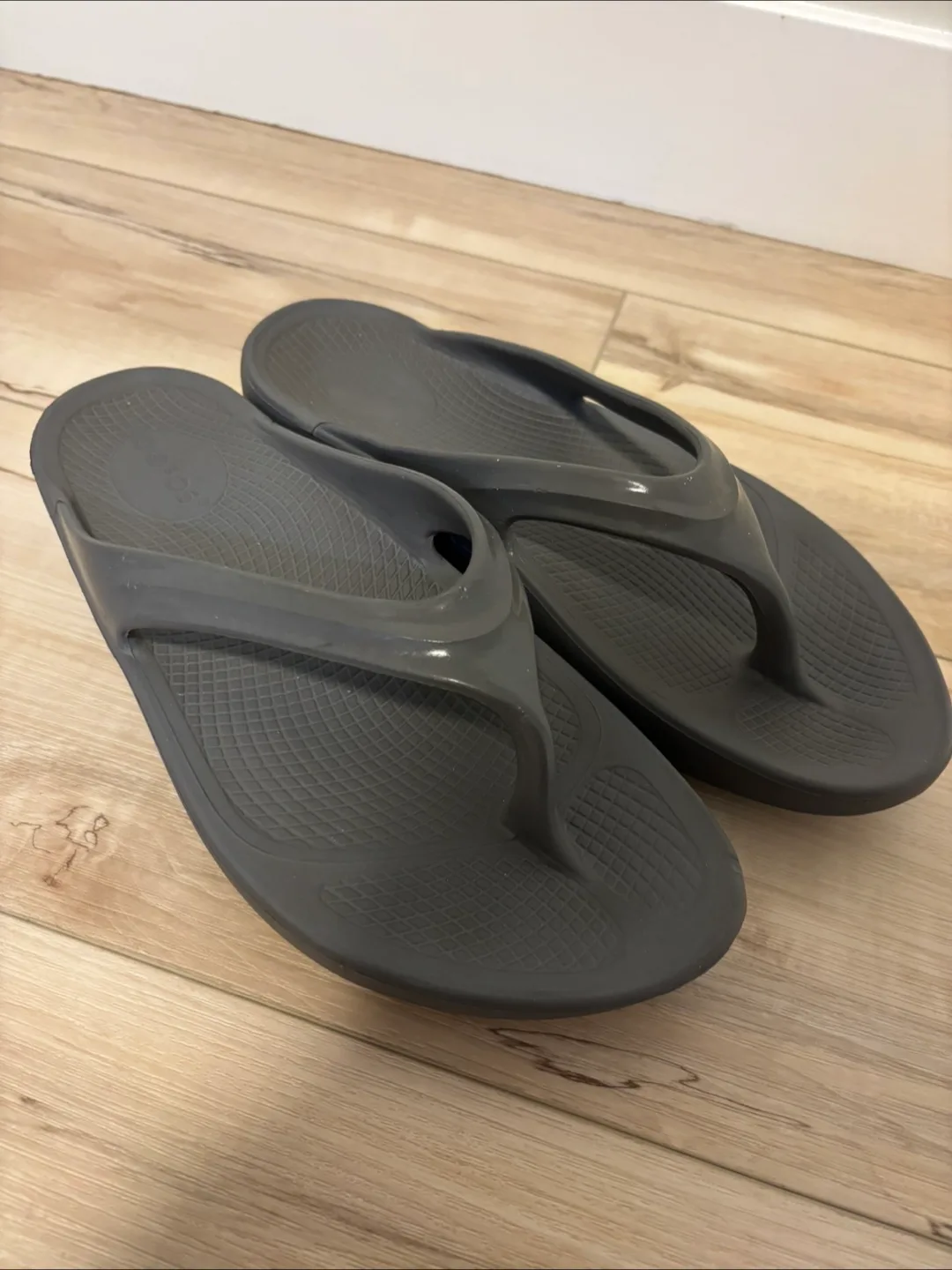 OOFOS Grey Ladies Flip Flop Size 9 Sandals For Sale thumbnail
