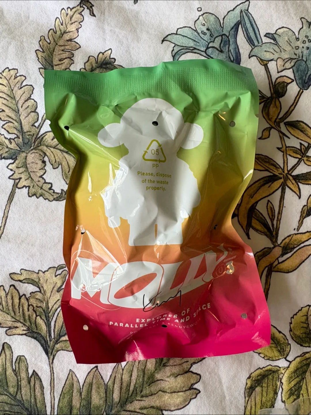 Pop Mart x MEGA SPACE MOLLY 100% 💚 Good Luck Bear image indicator(6)