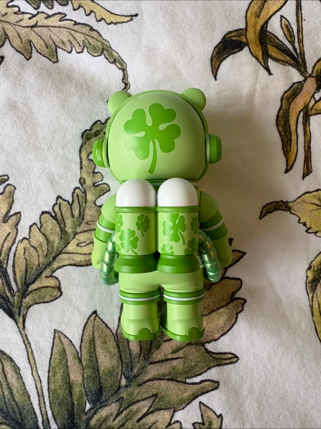 Pop Mart x MEGA SPACE MOLLY 100% 💚 Good Luck Bear image indicator(10)