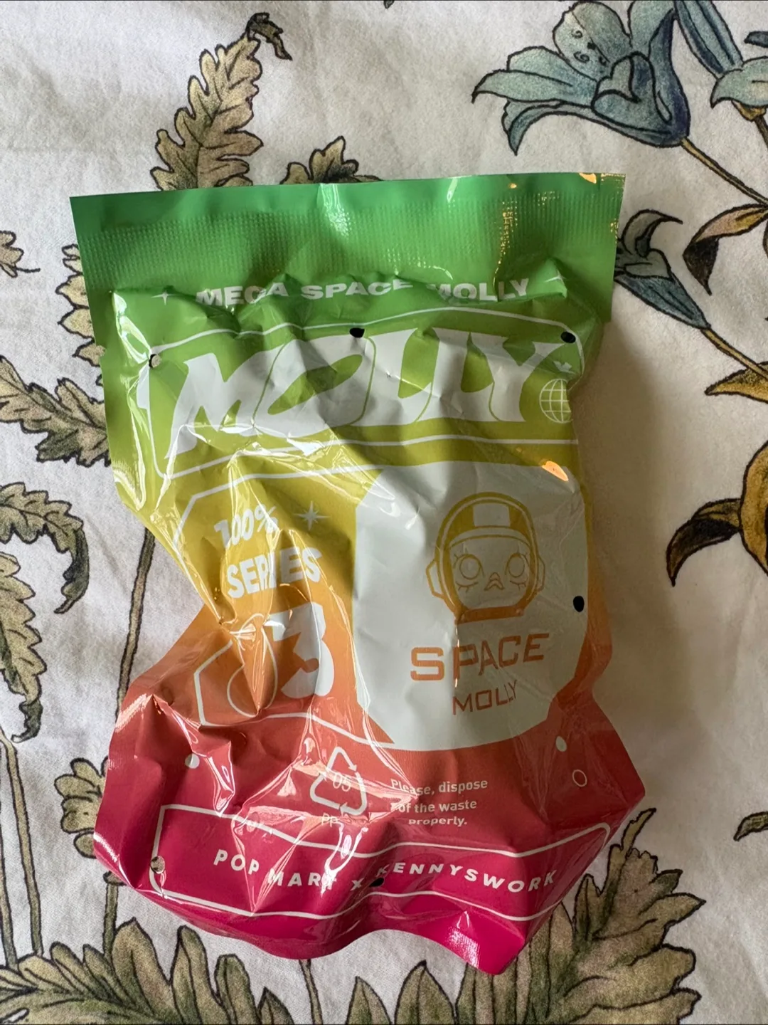 Pop Mart x MEGA SPACE MOLLY 100% 💚 Good Luck Bear image indicator(5)