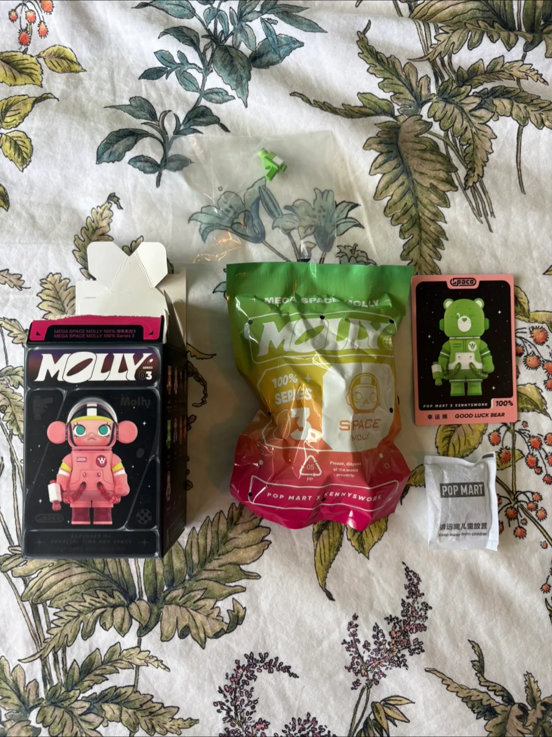 Pop Mart x MEGA SPACE MOLLY 100% 💚 Good Luck Bear image indicator(2)