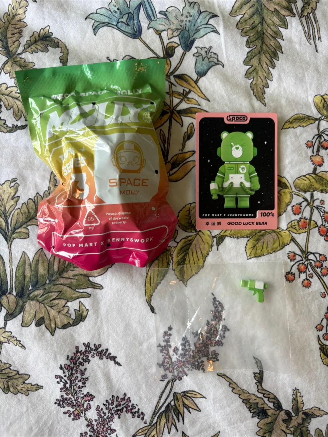 Pop Mart x MEGA SPACE MOLLY 100% 💚 Good Luck Bear image indicator(3)