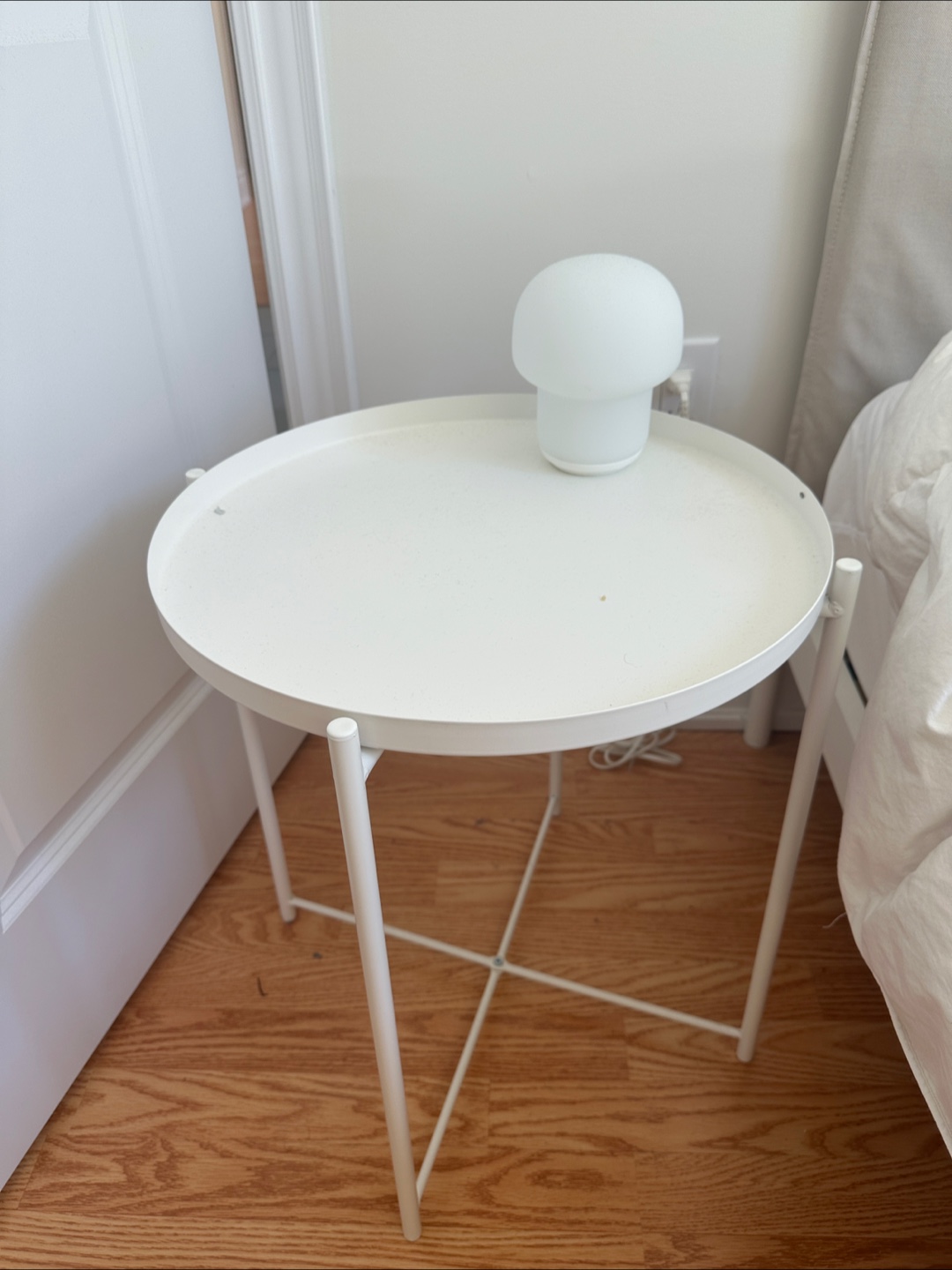 Small round side table with lamp - photo 2