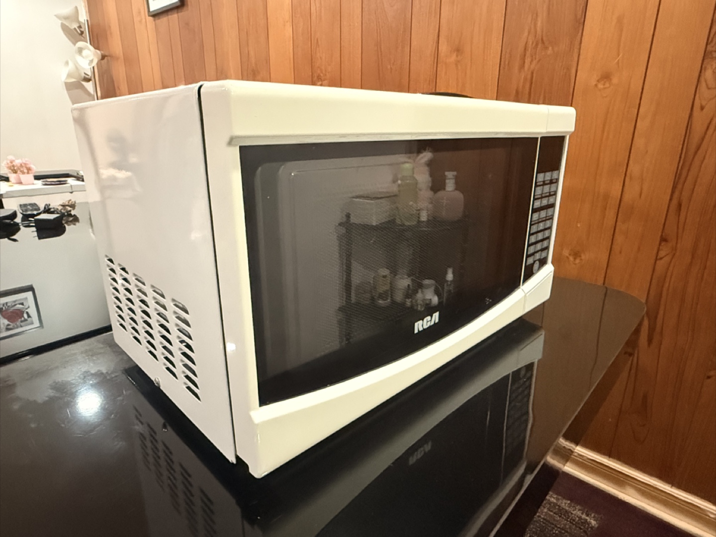 RCA 0.7 Cu. Ft. White Microwave - photo 3