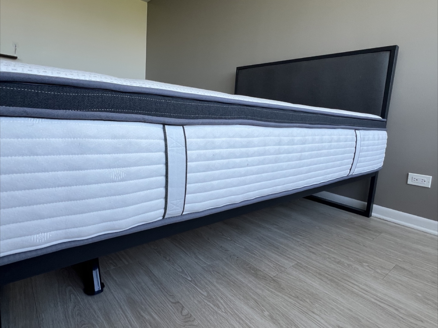 (Moving Sale!) Full Size Bed + Mattress Set (Great Condition) - photo 3