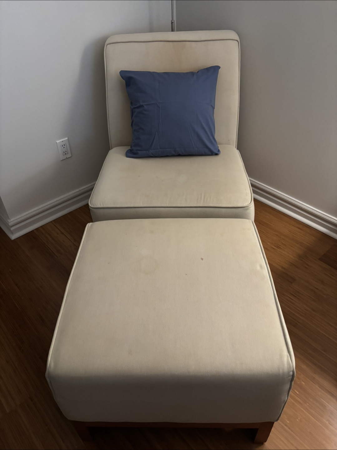 Cream-coloured chair and ottoman set - photo 2