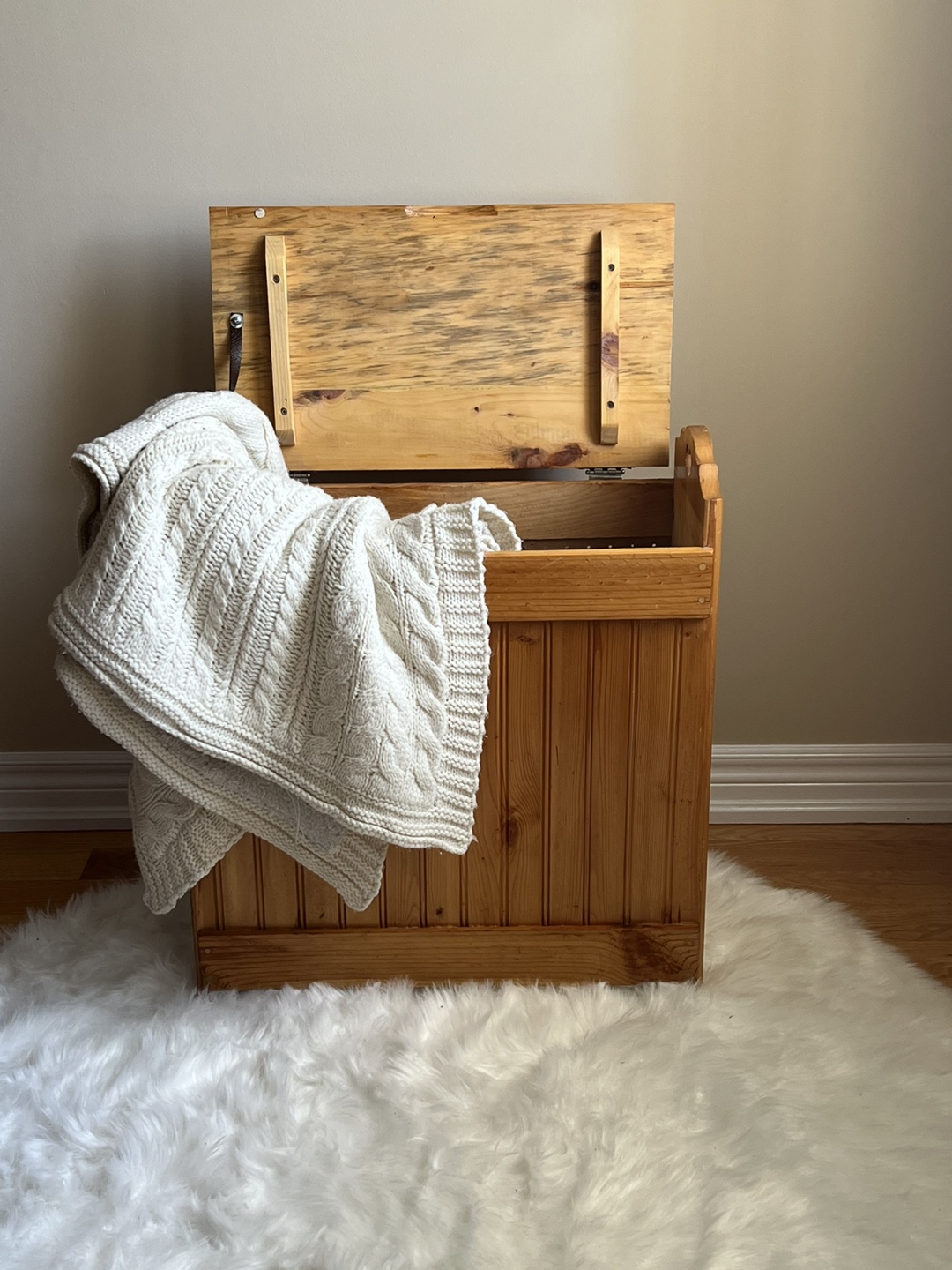 Antique Solid Wood Laundry Hamper – Vintage Charm & Function - photo 2