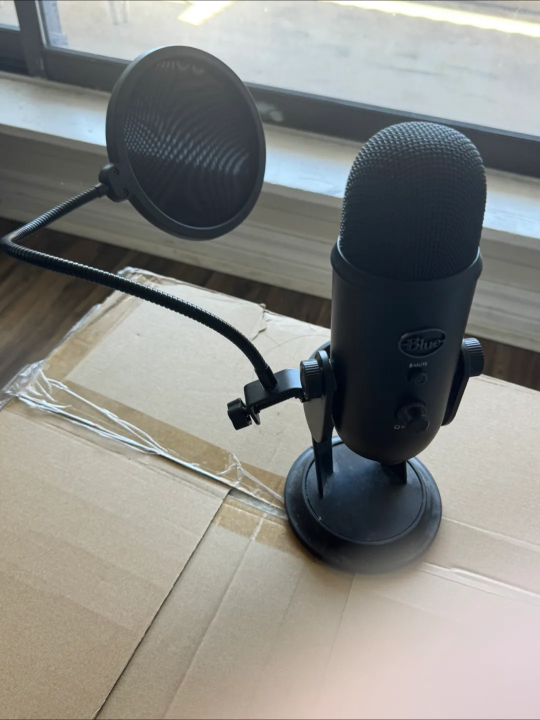 Blue Yeti USB Microphone with Pop Filter thumbnail