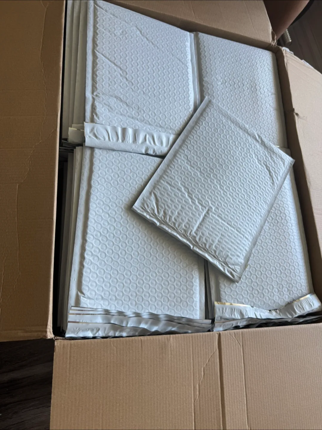 200 Pack SureGuard Poly Bubble Mailers thumbnail