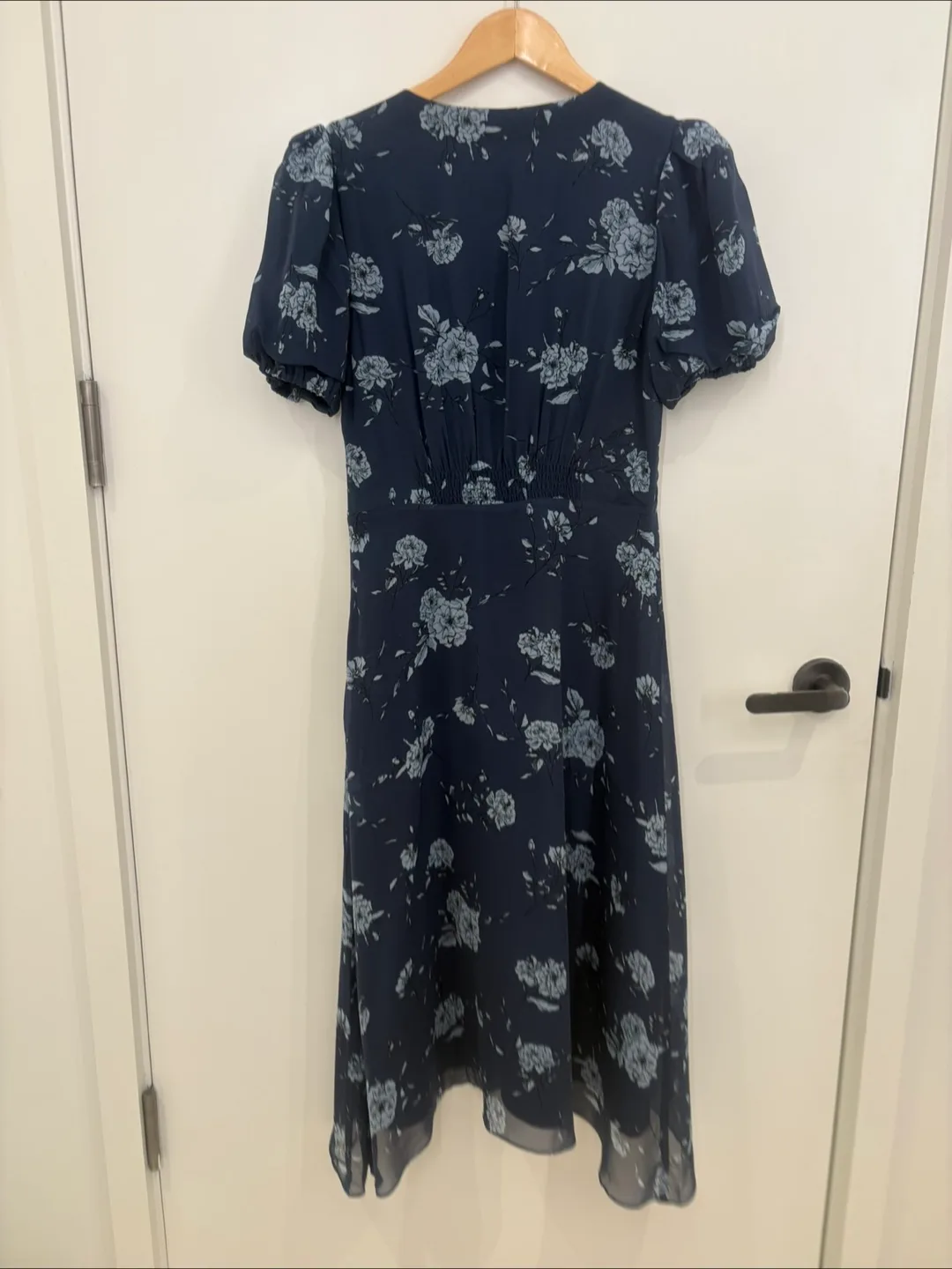 Club Monaco Silk V-Neck Puff Sleeve Dress Size 4 image indicator(2)