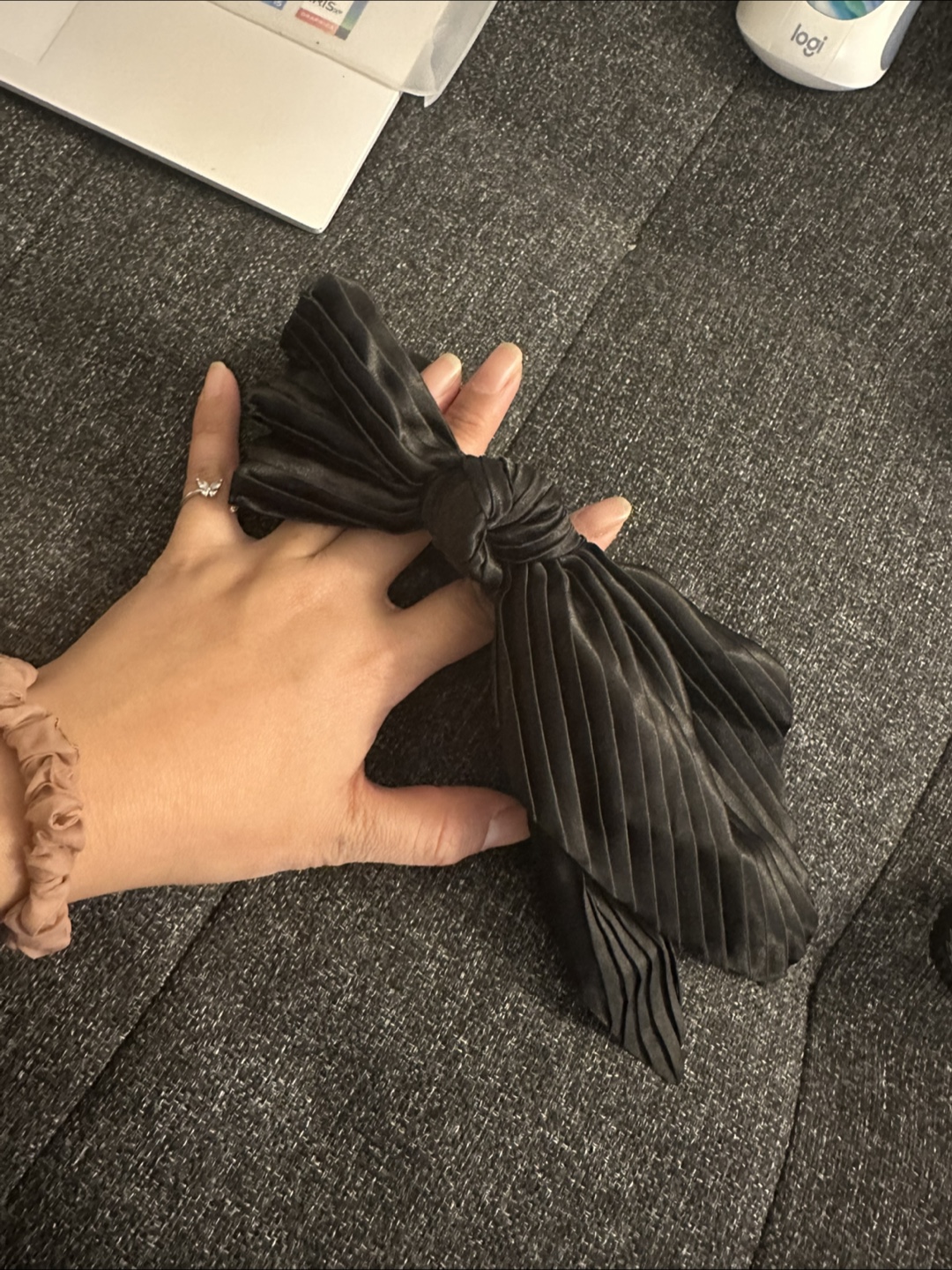 Black pleated scrunchie(hair band) - photo 2