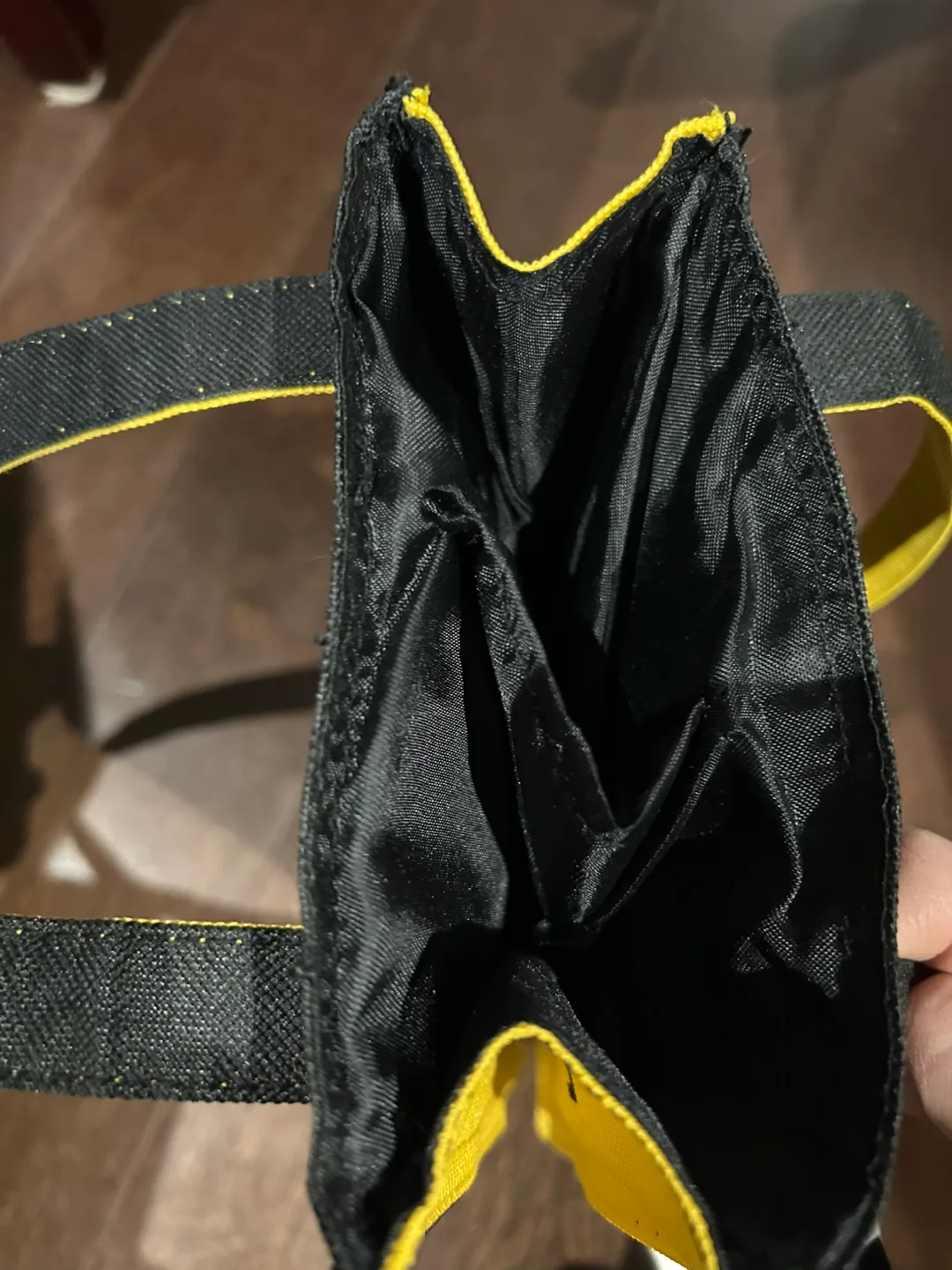 Yellow Tail Wine Tote Bag image indicator(3)