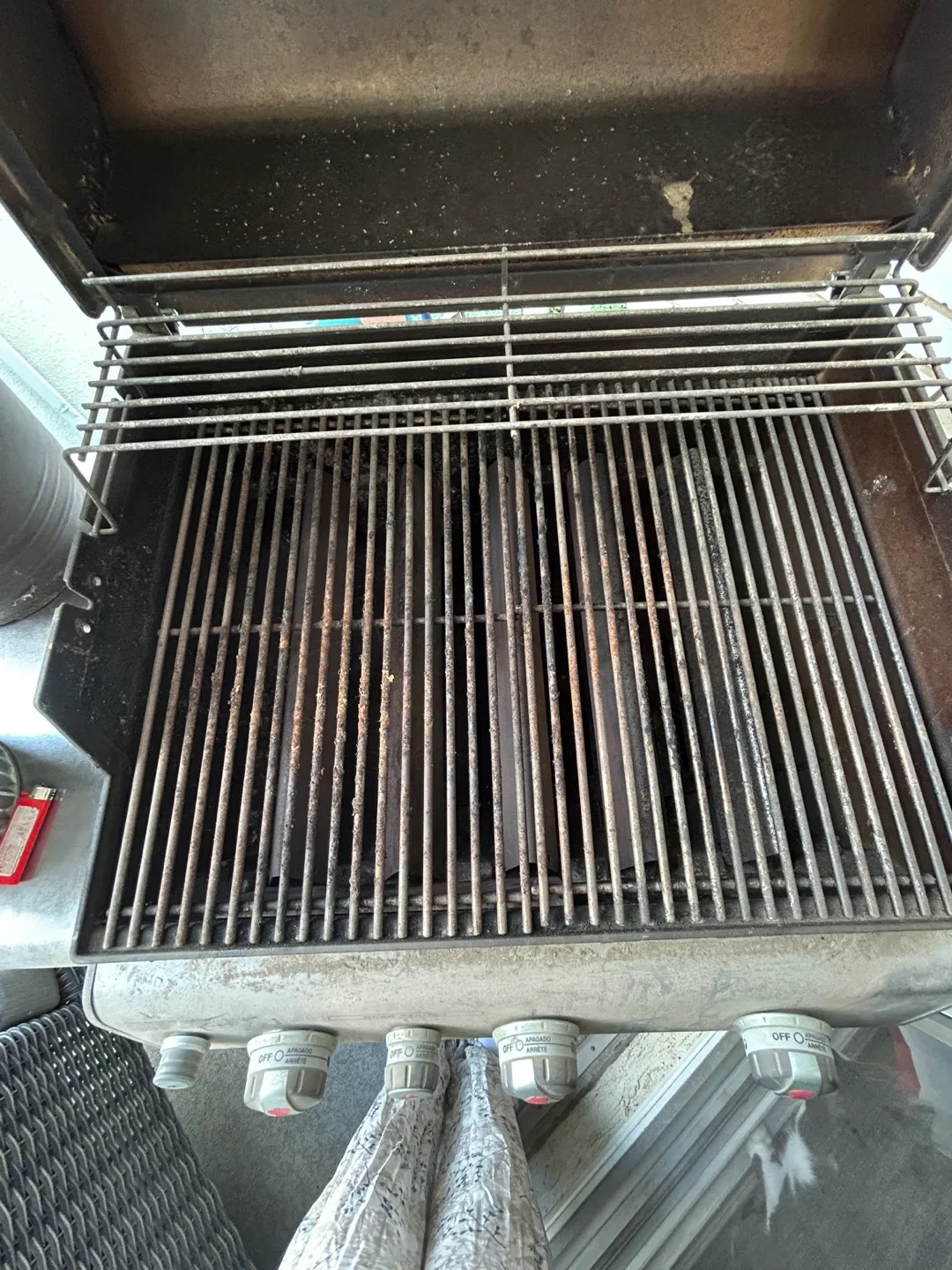 Weber Genesis II three-burner propane BBQ image indicator(2)