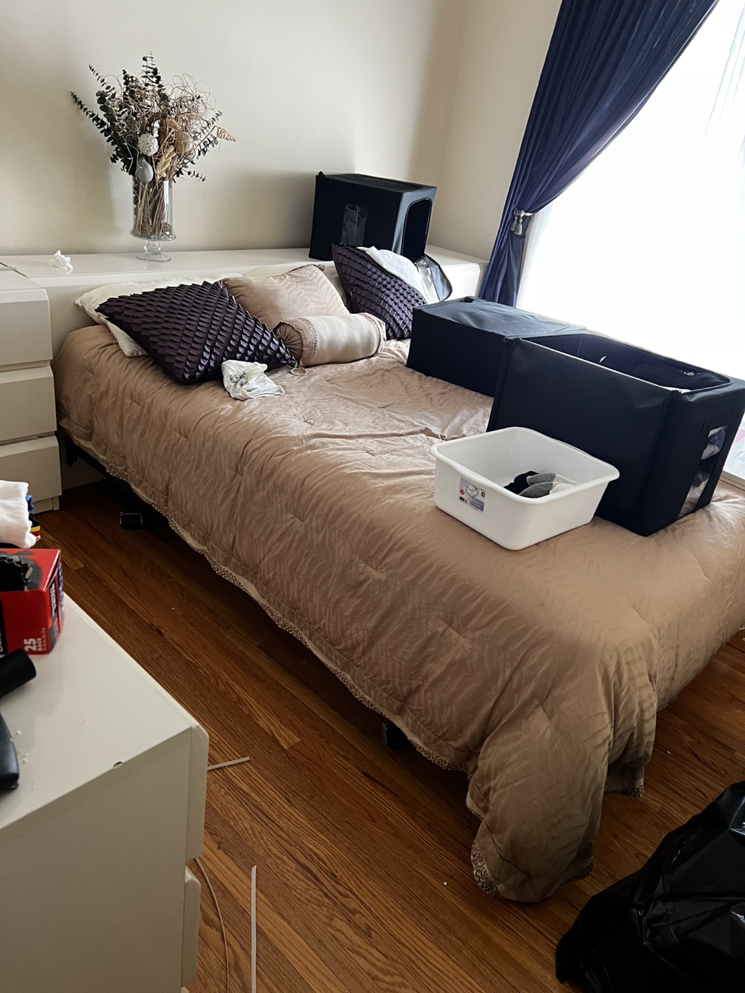 White bedroom Set.Head board, Dresser and matching nightstand - photo 3
