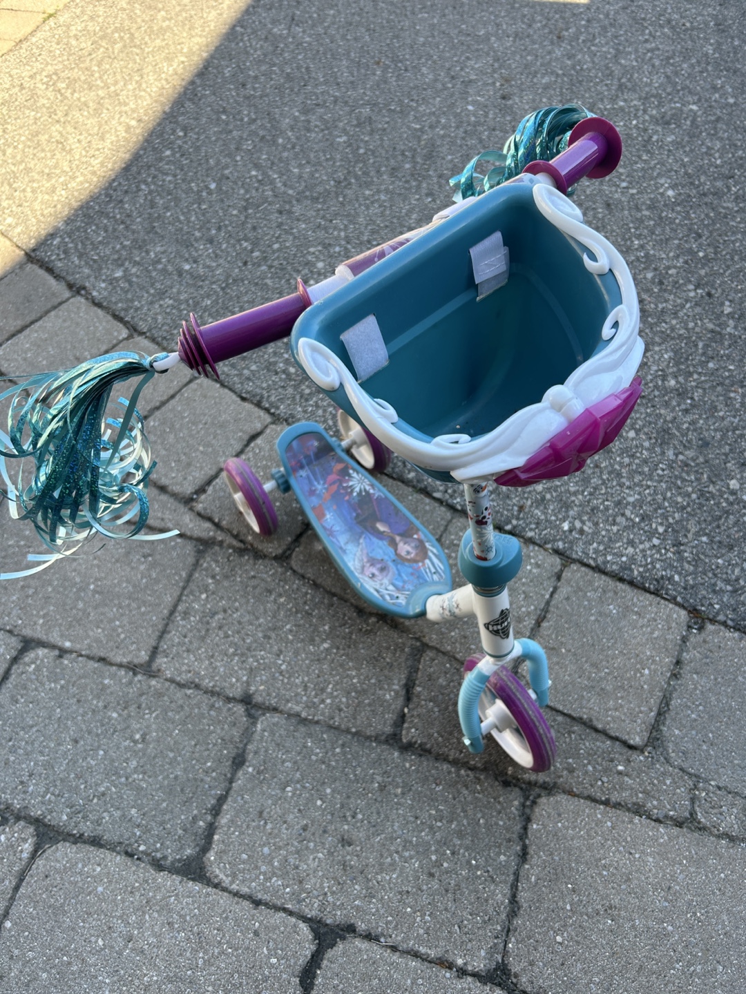 Frozen Scooter with Basket and Streamers - photo 3