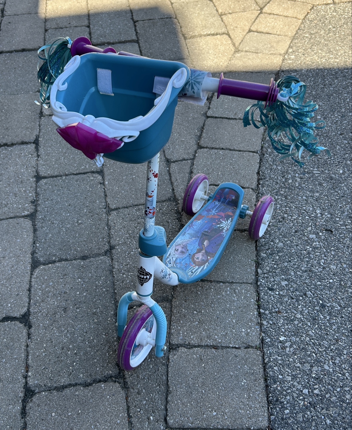 Frozen Scooter with Basket and Streamers - photo 4