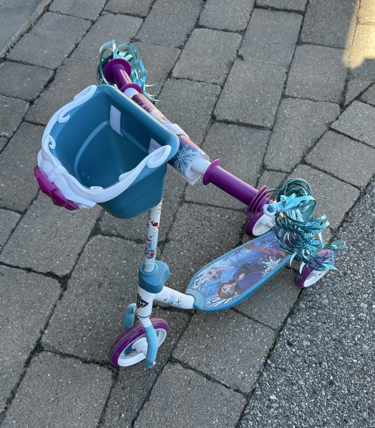 Frozen Scooter with Basket and Streamers - photo 2