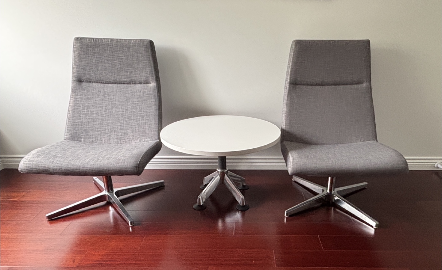 Pair of Swivel Lounge Chairs with Side Table - photo 2