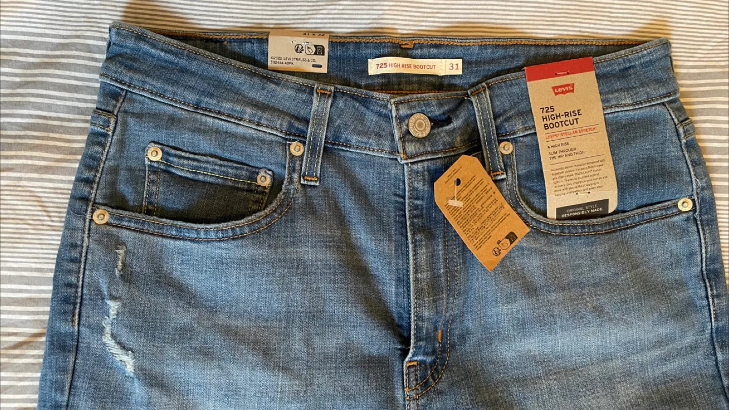 Levi's 725 High-Rise Bootcut Jeans - Size 31x32 image indicator(3)