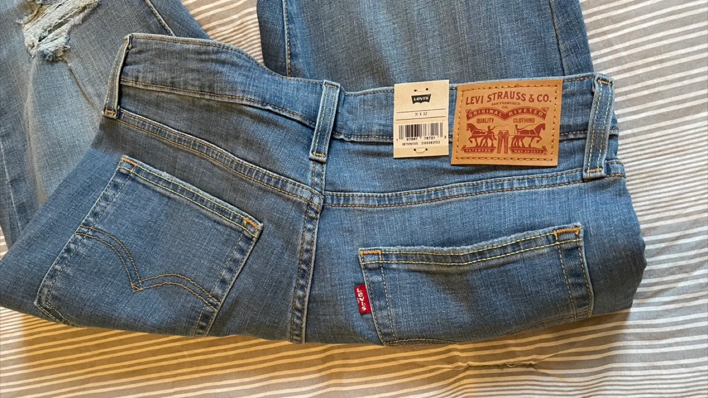 Levi's 725 High-Rise Bootcut Jeans - Size 31x32 image indicator(4)