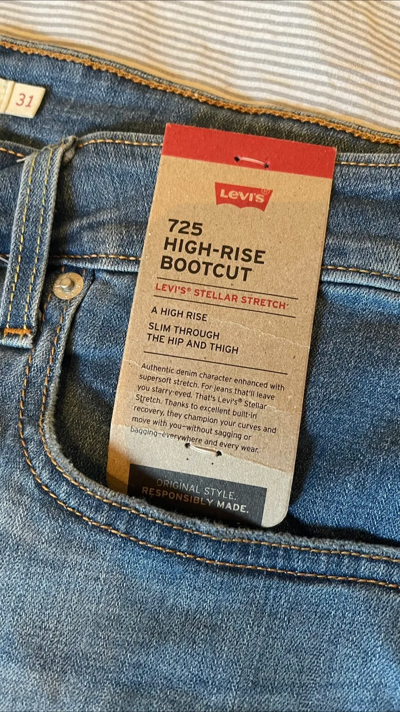 Levi's 725 High-Rise Bootcut Jeans - Size 31x32 image indicator(5)