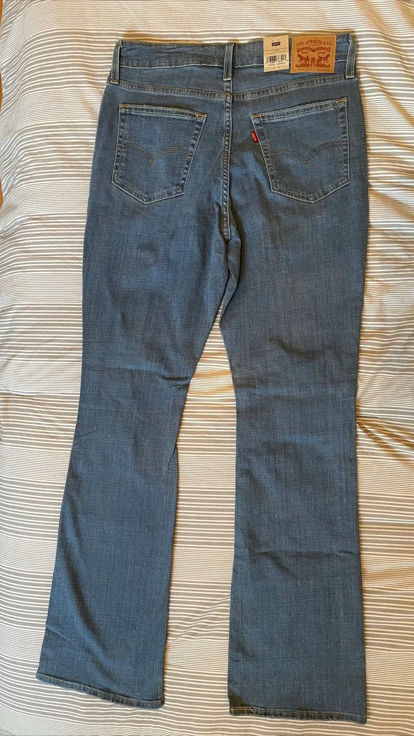 Levi's 725 High-Rise Bootcut Jeans - Size 31x32 image indicator(2)