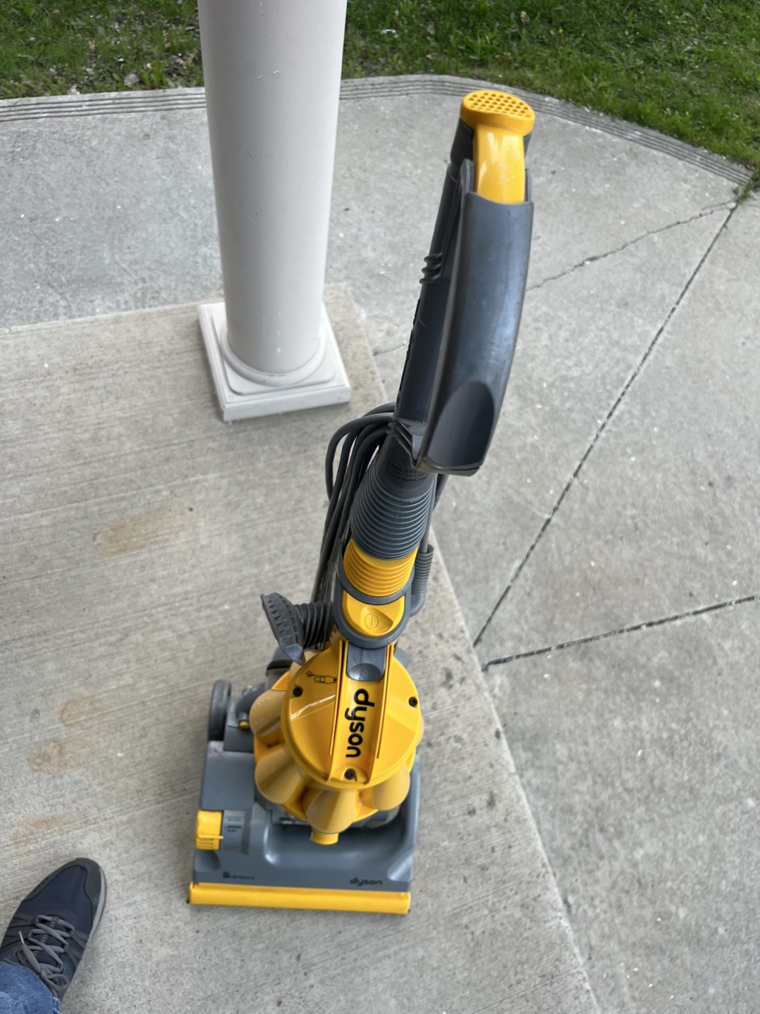 Dyson Vacuum Cleaner - photo 2