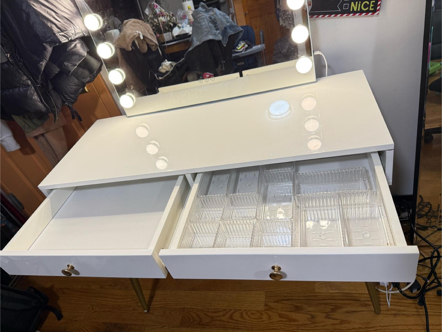 White Vanity Desk with Hollywood Mirror and Drawers - photo 4