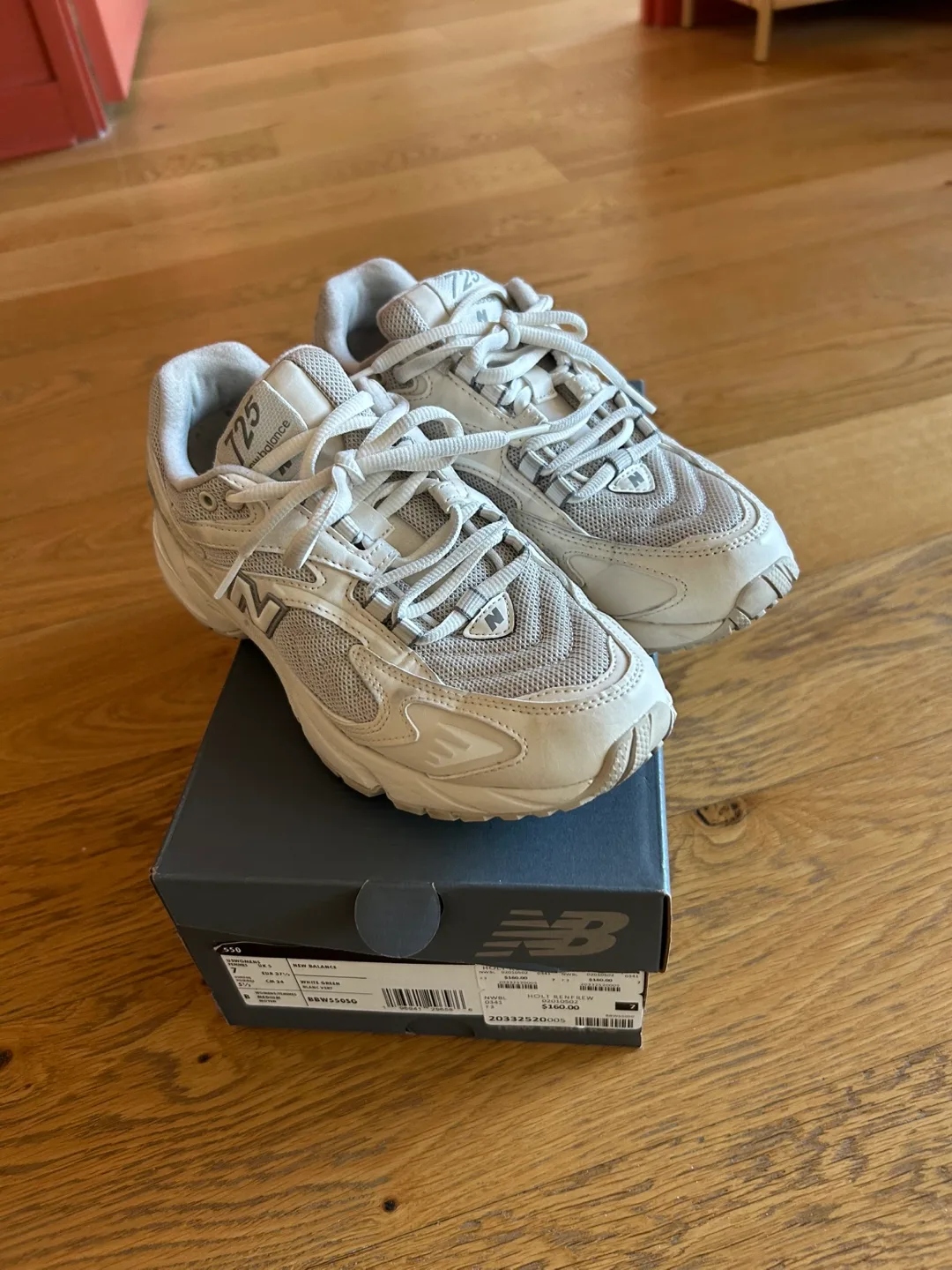 New Balance 725 Women's Sneakers - Size 7 - White Green thumbnail