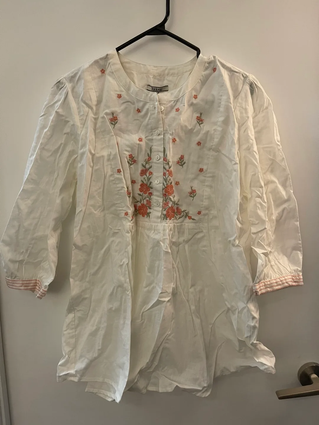 ❤️Brand New ❤️ Akriti embroidered 3/4 sleeve blouse thumbnail