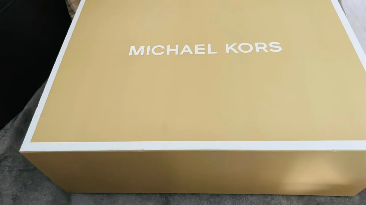 Michael Kors Gift Box thumbnail