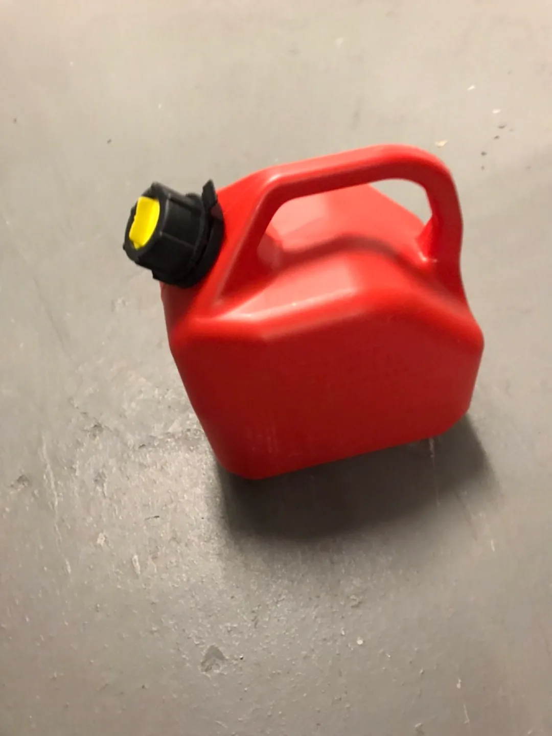 5L Red Gas Can & Scissor Jack Kit image indicator(2)