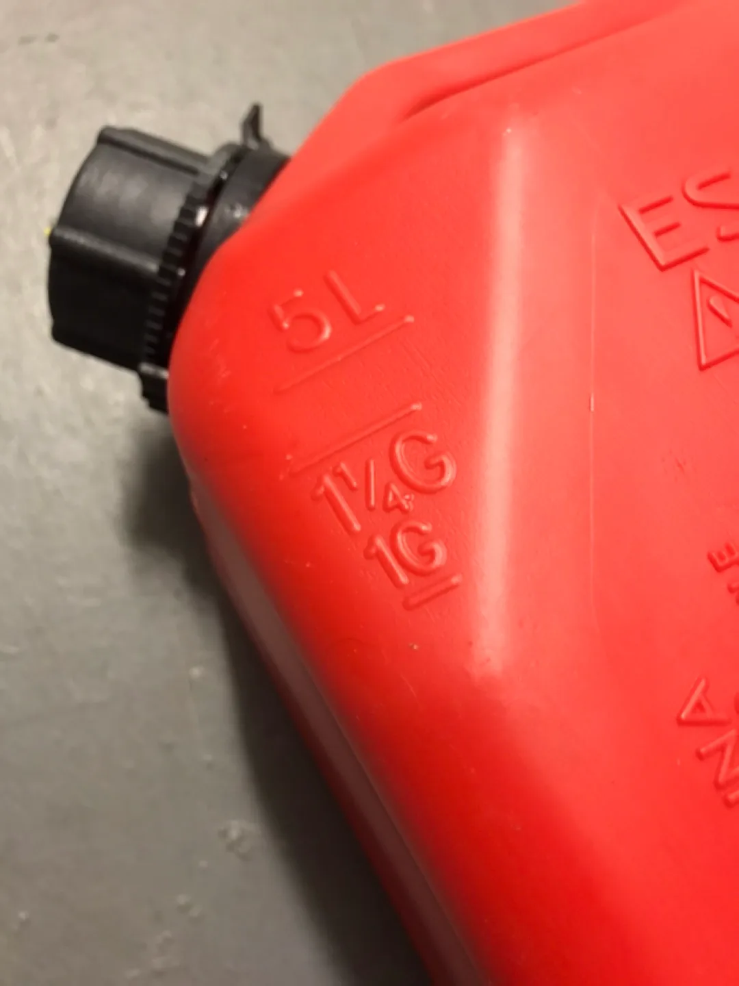 5L Red Gas Can & Scissor Jack Kit image indicator(3)