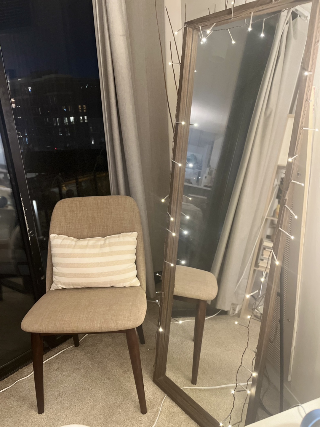 Décorative Chair and Pillow