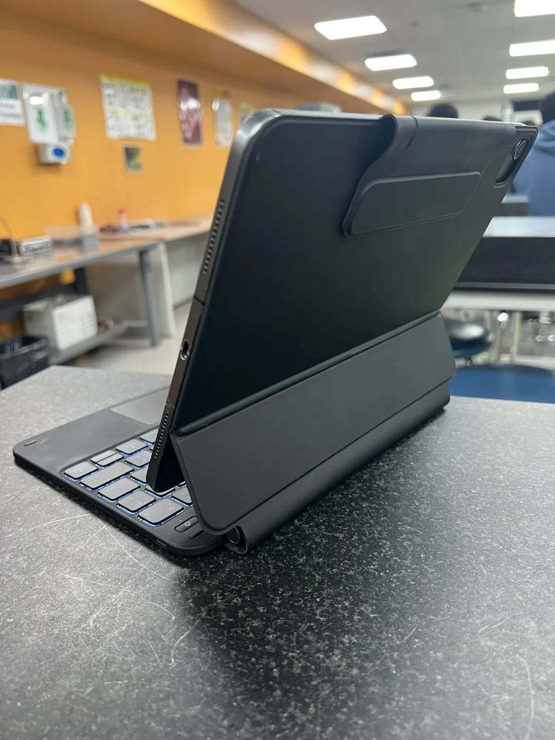 iPad Pro 11” with Keyboard Case 2018 image indicator(3)