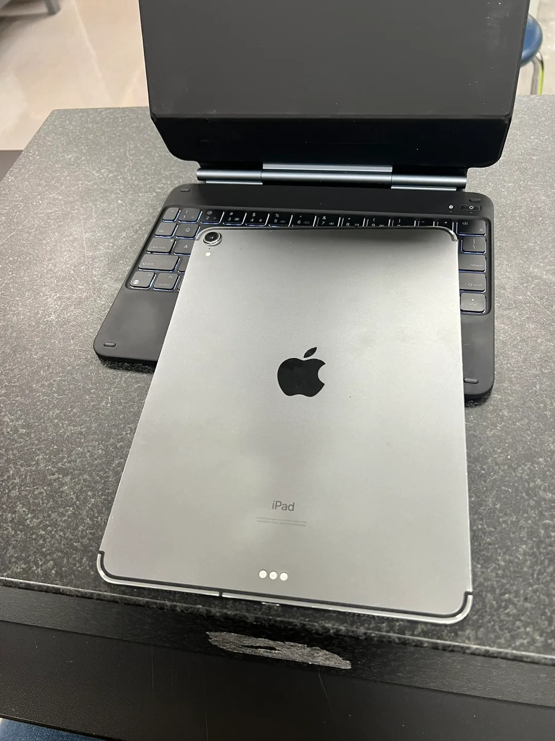 iPad Pro 11” with Keyboard Case 2018 image indicator(4)
