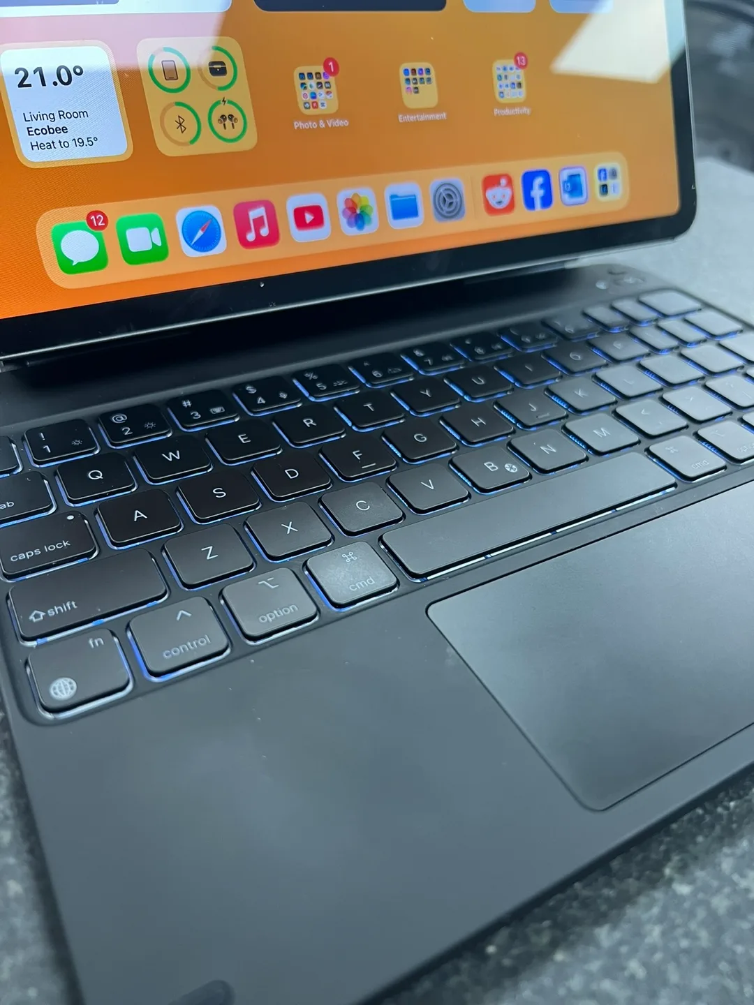 iPad Pro 11” with Keyboard Case 2018 image indicator(2)