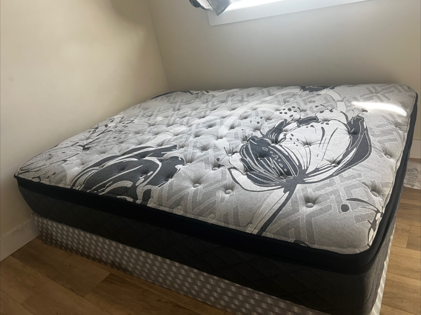 Sealy Posturepedic Queen Mattress and Box Spring Set